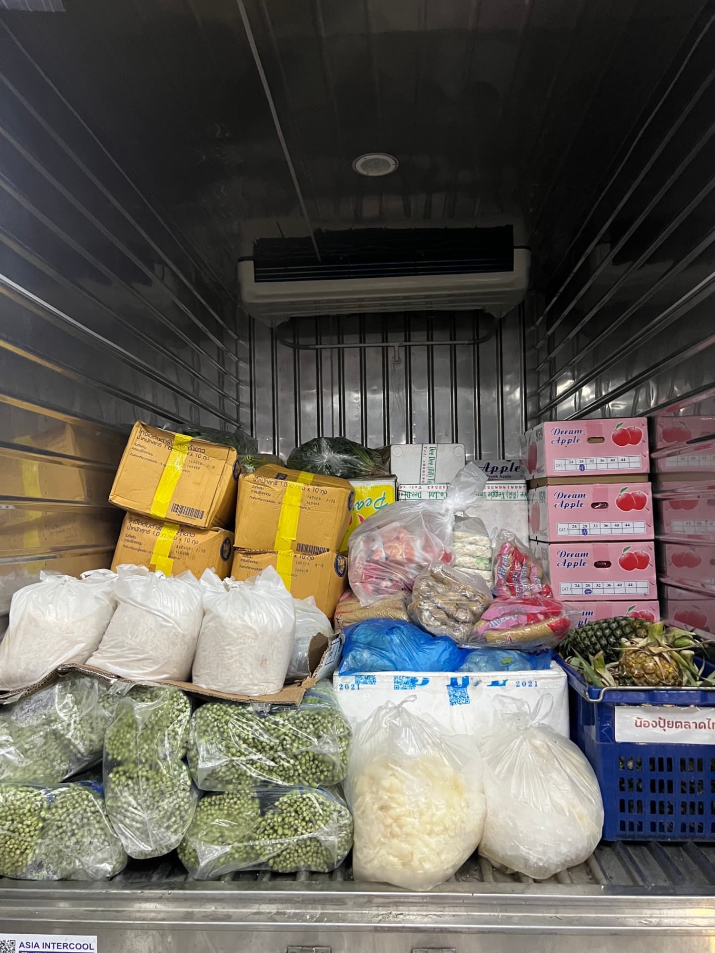 กล่องเครื่องปรุง ถุงของแห้ง กล่องแอปเปิล และสับปะรดในตู้รถขนส่ง